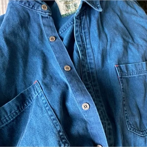 vintage levis skjorta’ - Köpt på beyond retro för några månader sedan och säljer tyvärr då den är för stor för mig! Den är i fint skick då den knappast är använd! väldigt fin och mysig, passar till hösten eller till vintern över någon hoodie❤️‍🔥