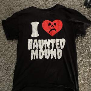 Riktig Haunted Mound t-shirt köpt på droppet 1 Januari. Storlek medium, sitter bra på mig som är 191 lång å väger 71 kg 🇺🇸🌲🌲🪓🪓