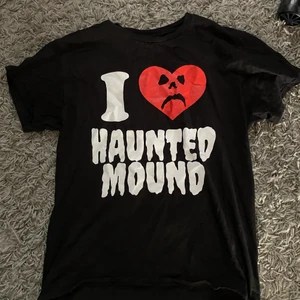 Haunted Mound T - Riktig Haunted Mound t-shirt köpt på droppet 1 Januari. Storlek medium, sitter bra på mig som är 191 lång å väger 71 kg 🇺🇸🌲🌲🪓🪓