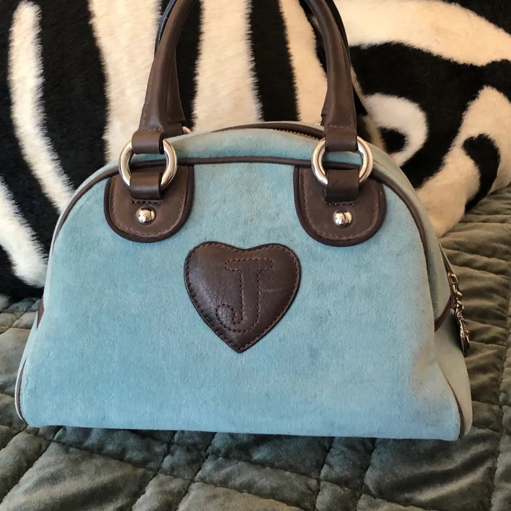 Lagom stor superfin vintage Juicy couture väska från 2000s i blått med söta detaljer, medföljer en liten hjärtformad spegel som sitter fast inne i väskan men kan tas bort, skriv för fler bilder . Väskor.