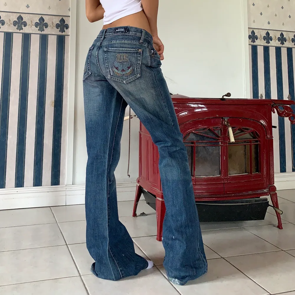 Coola jeans från Rock & Republic🤌🏼 midja 85, Innerben 86. Sitter baggy på mig som har xs/s (behöver hålla upp). Skulle säga dem är M. Obs svaga missfärgningar på baksida och framsida lår, dock inget som påverkar utseendet enligt mig❤️ FÖR DIREKTKÖP KONTAKTA. Jeans & Byxor.