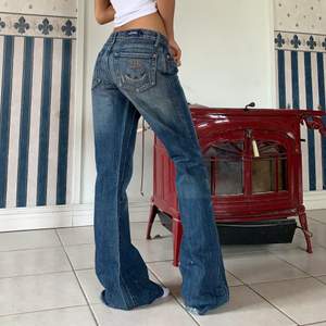 Coola jeans från Rock & Republic🤌🏼 midja 85, Innerben 86. Sitter baggy på mig som har xs/s (behöver hålla upp). Skulle säga dem är M. Obs svaga missfärgningar på baksida och framsida lår, dock inget som påverkar utseendet enligt mig❤️ 
