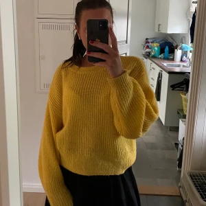 Stickad tröja - Säljer en gul stickad tröja💛 jättegullig och fin gul färg, storlek xs men passar även s/m 💘
