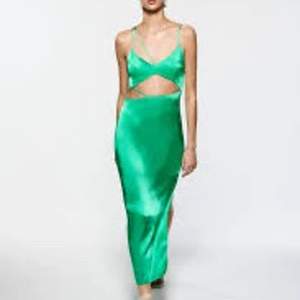 Grön asymmetrisk klänning från zara i nytt skick! Super skönt satin material💚 säljer endast för bra pris (nypris 500kr) eller byter mot en xs⚡️