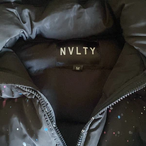 Nvlty puffer coat  - Storlek M passar utmärkt på mig jag är en 180-185 jätte skön men har redan en jacka som e ny köpt så tänkte sälja denna eventuellt byta mot en canada goose väst o pengar.    Snabb affär 2400