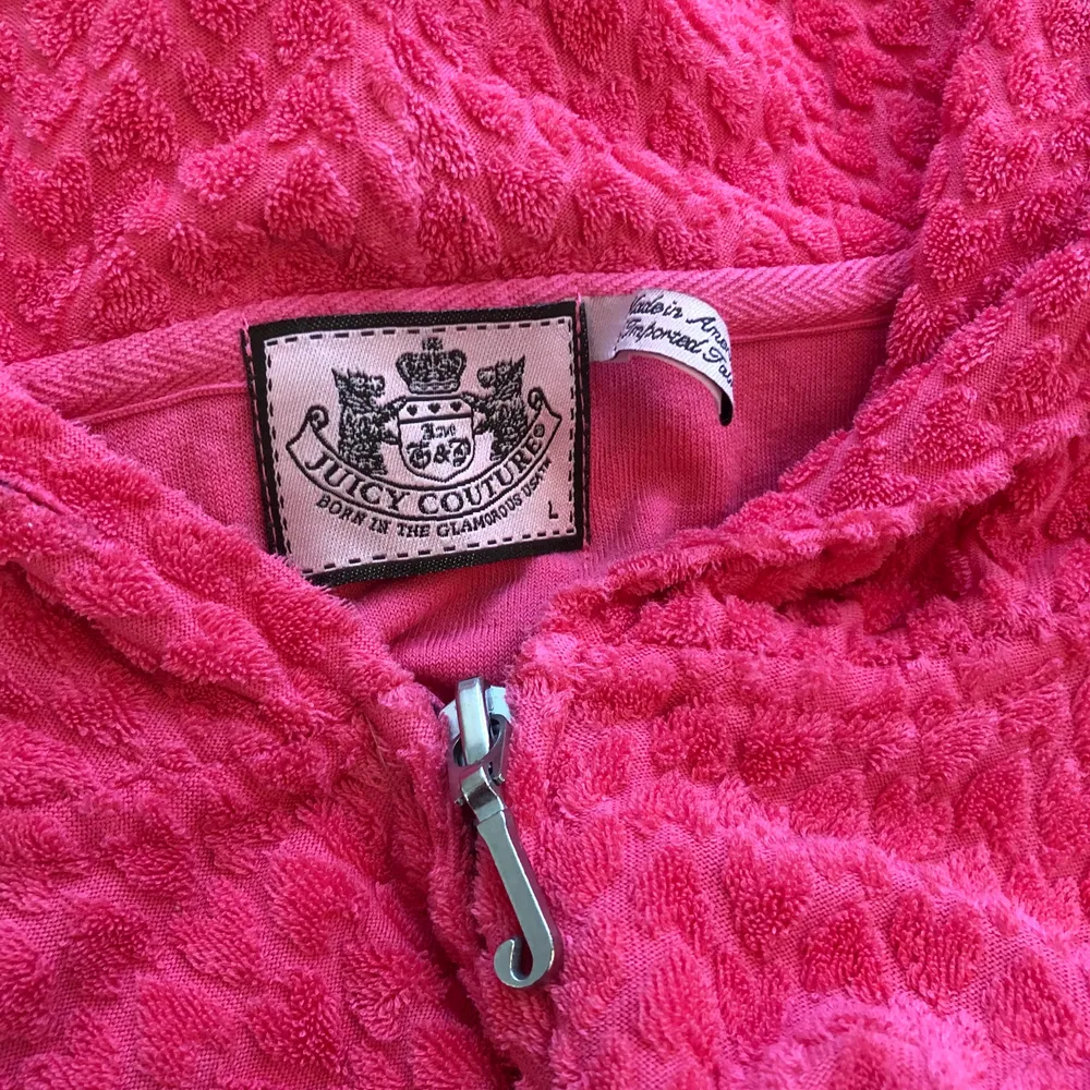 Vintage och rare Juicy couture hoodie från 2000s i rosa med små hjärtan i storlek L . Tröjor & Koftor.