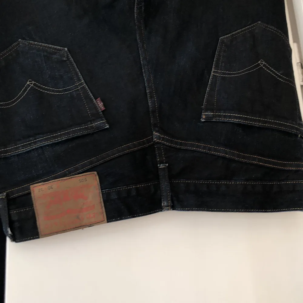 Skitsnygga raka mörkblå Levi’s jeans! Storlek 30/32 och de är i fint skick. Priset ligger på 300kr +frakt som betalas av köparen🥰  Tveka inte på att höra av dig om du har några frågor!. Jeans & Byxor.