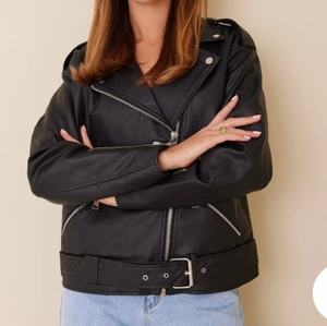 Skinnjacka  - Oversized skinnjacka i nyskick. Använd 1-2 gånger