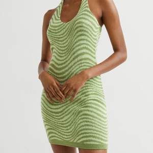 Säljer en grön stickad klänning från hm då den inte kommer till så mycket användning. Som ny i skicket. 
