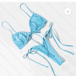 Snygg bikini i stl S💙 - Köpt här på Plick men passade tyvärr inte mig, endast testad med underkläder under.  Helt ny ifrån Aqua tropic i ljusblå/turkos färg, taggar kvar! 450kr+frakt ny Mitt pris 200+frakt vid snabb affär 🐬👙 (Samma bikni på modellen annan färg bara)
