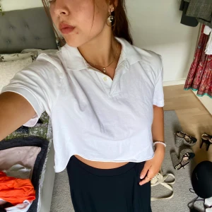 Vit piké t-shirt - En vit piké t-shirt som är klippt som en magtröja. Skitsnygg till enkla jeans för en dag i skolan eller på jobb. Läs bio ! 💕