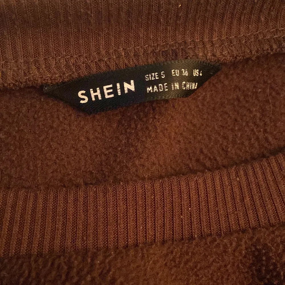 Säljer denna sköna tröja från SHEIN som inte längre kommer till användning. Stickat.