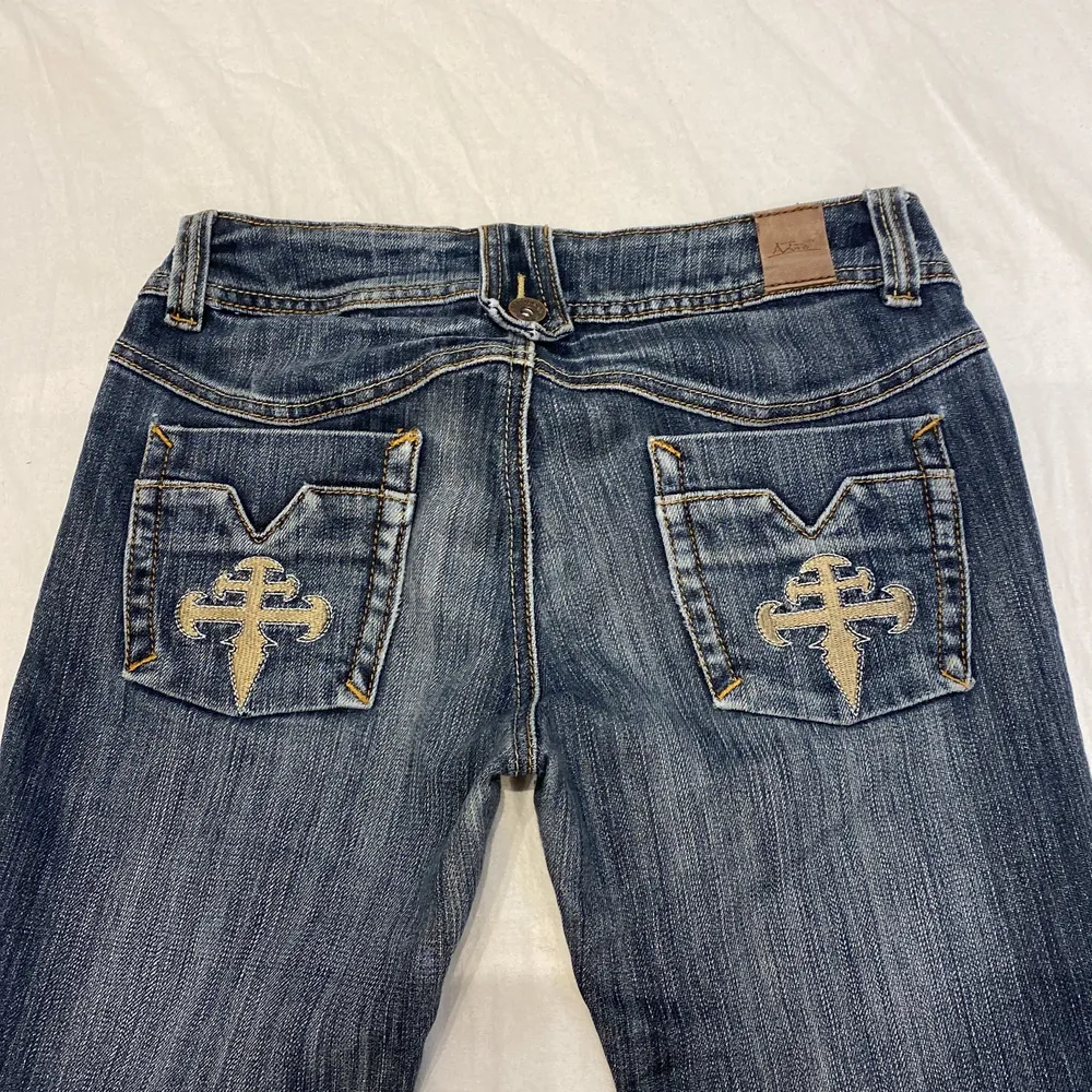 Intressekoll på mina vintage låga jeans me bootcut o detaljer fram o bak på fickorna💕 midja 80 o innerben 83 cm !!!köp ej nu!!!. Jeans & Byxor.