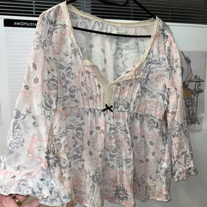 Odd molly blus  - En somrig odd molly blus i storlek 2, motsvarar en M. Nyskick, använd fåtal gånger.  