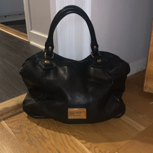 Läderväska från Marc Jacobs - Snygg läderväska från Marc Jacobs. Köpt för flera år sen men knappt använd💕