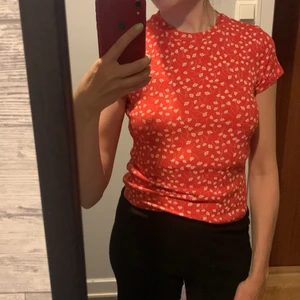 Gullig tröja med blommor - Småblommig tröja från Monki. Jätteskön!