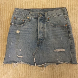 Levis kjol - Superfin kjol från Levi’s i storlek 25, men liten i storleken så mer åt storlek 26. Gott skick!