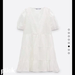 Zara klänning - Jättefin klänning ifrån zara i storlek S köpt förra sommaren. Säljer på grund av dålig användning. Jättebra skick och använd ett fåtal gånger. Orginalpris va ca. 400kr så säljer för 200kr + frakt ca. 60kr. Superfin till sommaren!