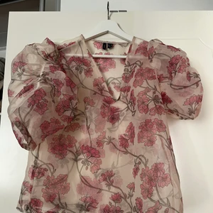 Blommig blus  - Blommig blus från veromoda enbart testad, storlek medium. 