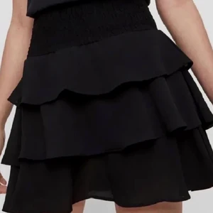 Volangkjol - Säljer min svarta volang kjol för att den inte kommer till andvändning längre, Den är i bra skick.Strl L men passar mig som har S men den är lång. Skriv för fler bilder💖💖