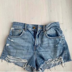 Zara shorts - Säljer dessa fina shorts då de är lite för stora på mig, strl 34, priset diskuteras så båda blir nöjda, köparen står för frakten❤️