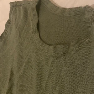 Grön väst - Säljer den här fina stickade västen då den endast ligger i garderoben, har aldrig använt den och passar bra till storlek S/M