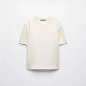 Säljer denna stickad T-shirt! - Säljer denna stickad T-shirt från zara! Slutsåld från Zaras hemsida kommer inte till andvändning!💗