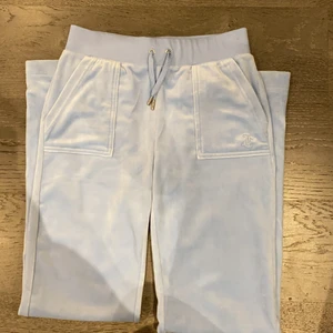 Juicy byxor.  - Säljer dessa helt oanvända juicy byxor i storlek S. Prislapp finns kvar. Säljer de för att de vart för långa på mig så de användes inte. Buda i kommentarerna och köparen står för frakten💕