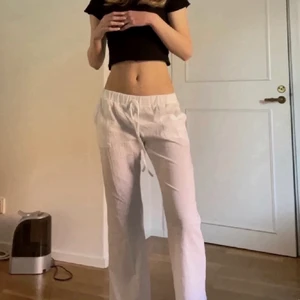 Vita linnebyxor  - Hej säljer ett par vita linnebyxor i storlek S, men skulle mer säga att som passar som xxs eller xs. Jätte fint skick och finns ingen fläck någonstans! Skulle säga att dom passar någon i längden 150-160.  !!!!!!!Obs LÅNADE BILDER!!!!  Köp direkt för 400kr
