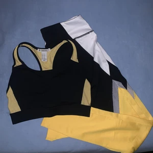 sport-bh och leggings - sport-bh och leggings köpta för evigt 21, endast använda ett fåtal gånger, bh har kupor i sig