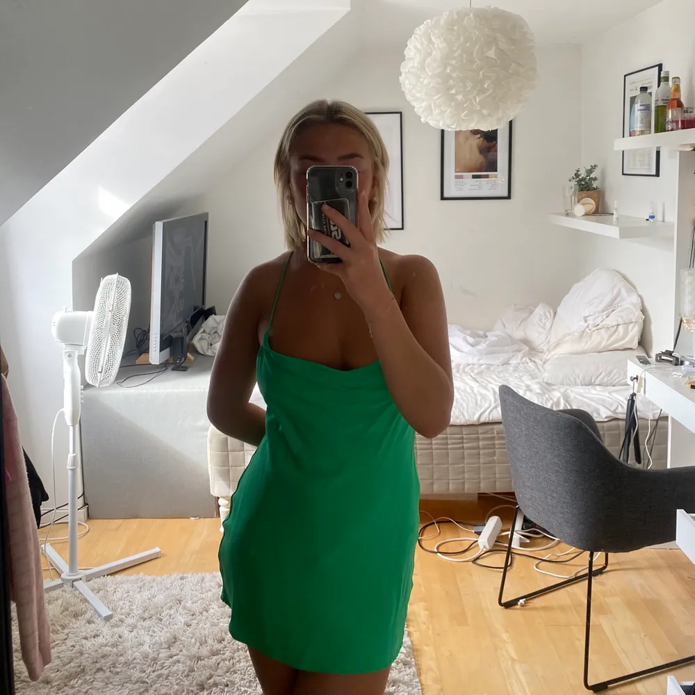 Säljer denna gröna klänning köpt från zara som ändast använts en gång, då den tyvärr är förliten för mig. Storlek M men sitter som en S. Nypris 369kr och säljer för 150kr inklusive frankt (39kr).😊. Mekot.