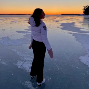 Vinterjacka från Dbrand - Vinterjacka från Dbrand, storlek S. Använd vid två tillfällen och är i superfint skick. Perfekt till skidresan i vinter. Köpt för 1999kr (ordinarie pris).