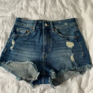Lågmidjade shorts  - Jag säljer mörk blåa lågmidjade shorts. Knappt andvända. Från hm. Säljer för att dom är för små. Inget fel på dem.