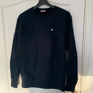 Champion tröja - Champion tröja crewneck i mörkblå. Nypris är 800 kr. Köpt för 2 år sedan men använd mycket lite. Inga flaws, storlek Medium 