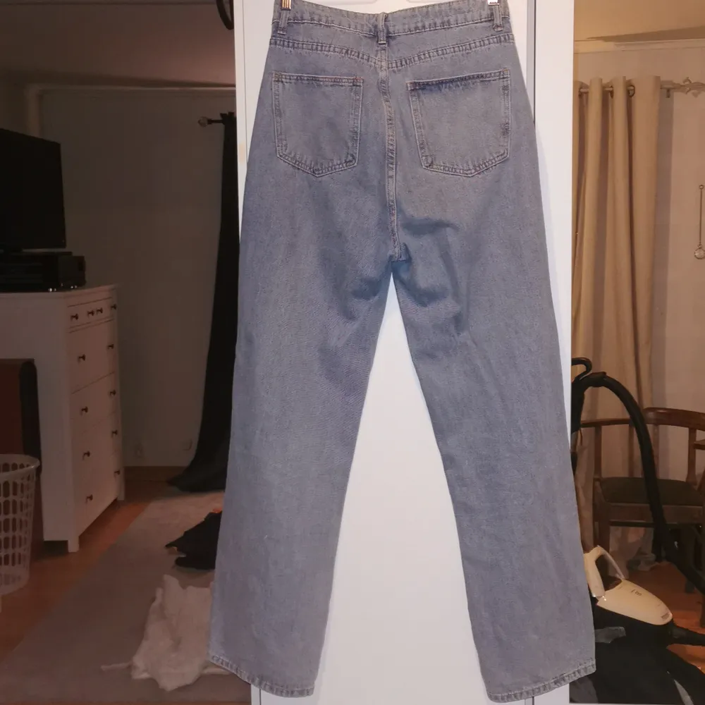 Dom här jeansen är använda 1 gång och är i superbra skick. Hör av dig om du är intresserad eller om du har några frågor. . Jeans & Byxor.