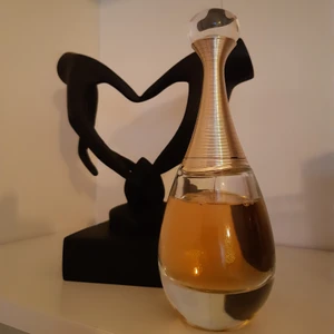 Dior- Jadore absoul parfym 75ml - Dior Jadore absoul parfym i 75ml. Den är lite använd som man ser på flaskan men fortfarande väldigt mycket kvar i den!💗 Säljer då jag har för många parfymer.