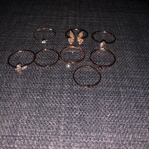 Ringar  - Ros guldiga ringar, nyskick från Australien som jag fått i present men inte kommit till användning!! 💫