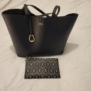 Ralph lauren väska neverfull bag - Ralp lauren väska neverfull bag. Använd skick har slitskador här och var, därav lågt pris.