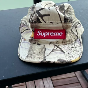 Supreme Aspen Wood Camo 2014 Cap - Rare Supreme Aspen Wood Camo Side Mesh White S/S 2014 Camp Cap 5 Panel Hat. Använda sparsamt.  Dm för mer bilder
