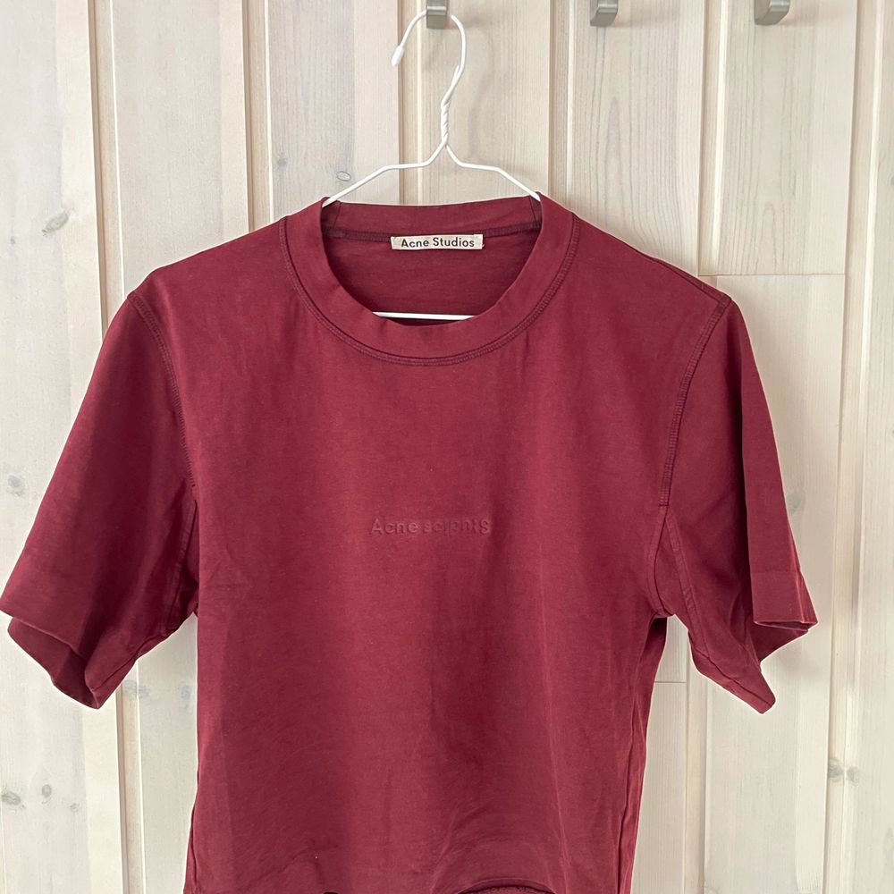 Så snygg T-shirt från acne studios i fin vinröd färg ❤️ . T-shirts.