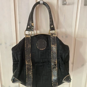 MONOGRAM FENDI  - Fendiväska i bowlingmodell, finns äkthetsbevis. Monogrammönster. Så fin verkligen 🤍 Lite slitningar som visas på bilderna.