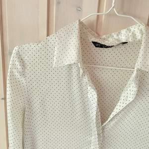 Såå fin blus/skjorta från Zara i silkesliknande material 🤍 Småprickig!