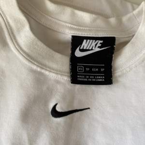 Fräsch vit croptop från Nike i strl. XS! Använd fåtal gånger och har ett nyskick💘💘