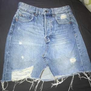 Blå jeans kjol i bra skick! Superfin och härlig till sommaren! Köparen står för frakt, kontakta vid frågor! 💞 TRE FÖR TVÅ! 