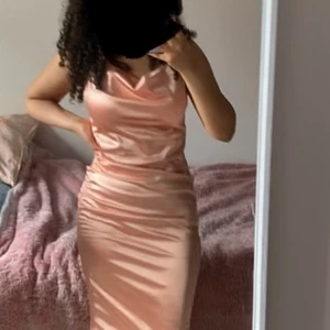 Rosa satin klänning xs - En jätte fin satin klänning som är använd endast en gång! Säljer den pg att den är lite stor vid midjan! Man kan justera längden i klänningen ifall man vill ha den kortare är längre🤍
