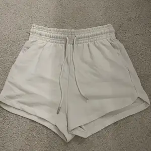 Det här är jätte fina och jätte bekväma vita mjukis shorts <3 på ett av snörerna så har en silver metal grej åkt av, och dem här har andvänts några gånger