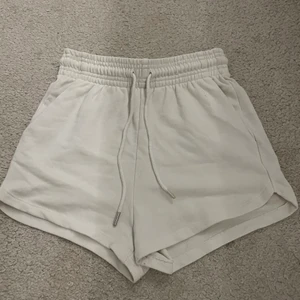 Vita mjukis short - Det här är jätte fina och jätte bekväma vita mjukis shorts <3 på ett av snörerna så har en silver metal grej åkt av, och dem här har andvänts några gånger