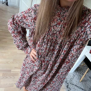 Blommig klänning - Säljer min klänning ifrån nakd. Aldrig andvänt, köpt för 399. Köparen står för frakt