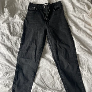 Mom jeans storlek 40 - Sköna jeans med suuuuper stretch i storlek 40 från gina. 