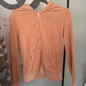 Juciy couture tröja  - Säljer min orangea tröja från juciy couture. Använda några gånger med ser ut som i nyskick. Storlek är XL i amerikanska storlekar men passsar på mig som har xs-xxs 